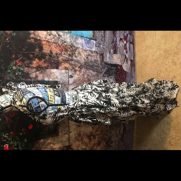 Seaside Resort Halter Maxi Dress - Picture 8 of 16